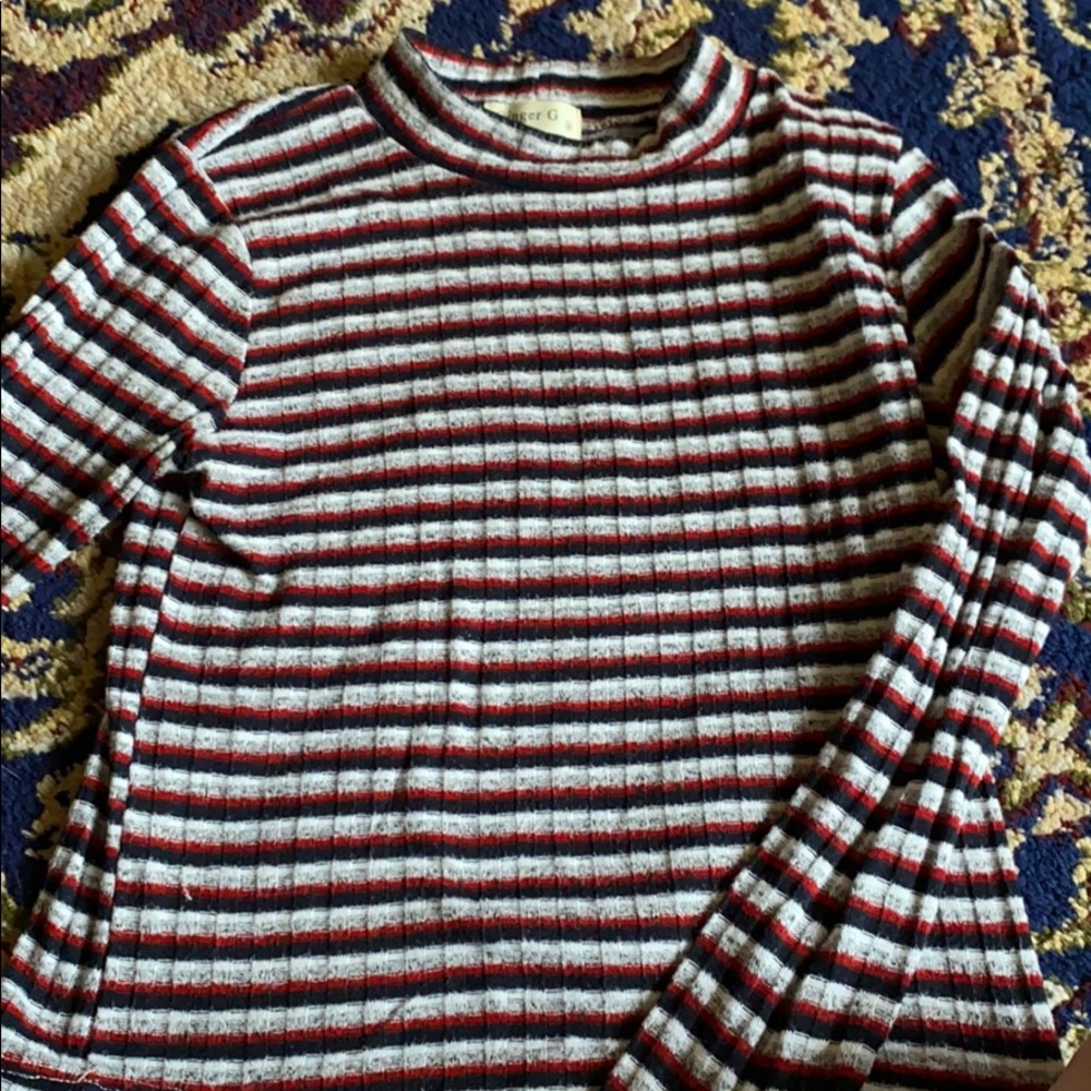 Tight fitting long sleeve cropped shirt
